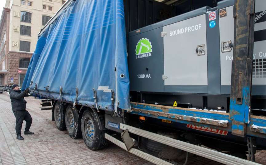 Из Копенгагена в Киев привезли генераторы и мобильную котельную