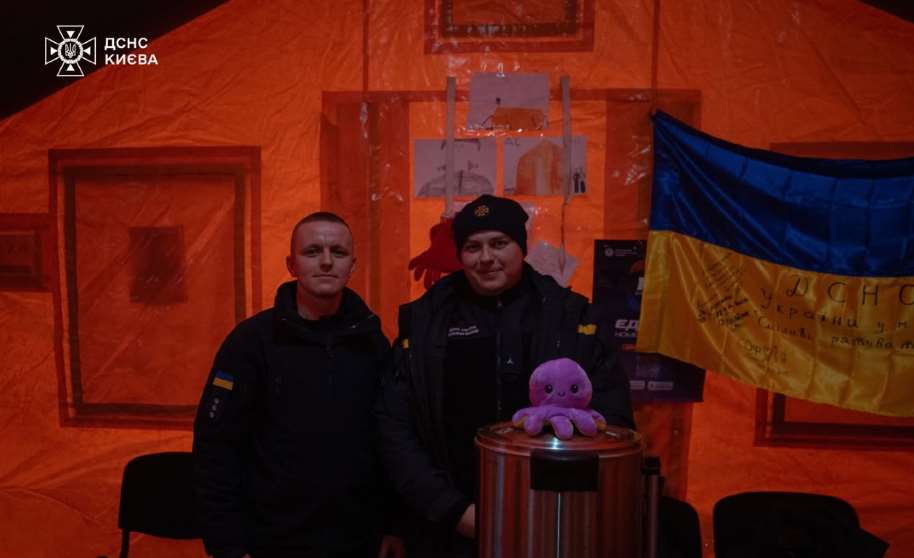 В Киеве работают более 200 пунктов помощи ГСЧС, где можно согреться и зарядить телефон