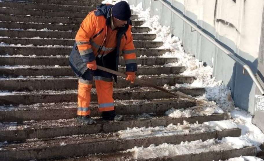Сніг та ожеледиця: на дорогах столиці працюють понад 200 одиниць техніки та 3800 комунальників