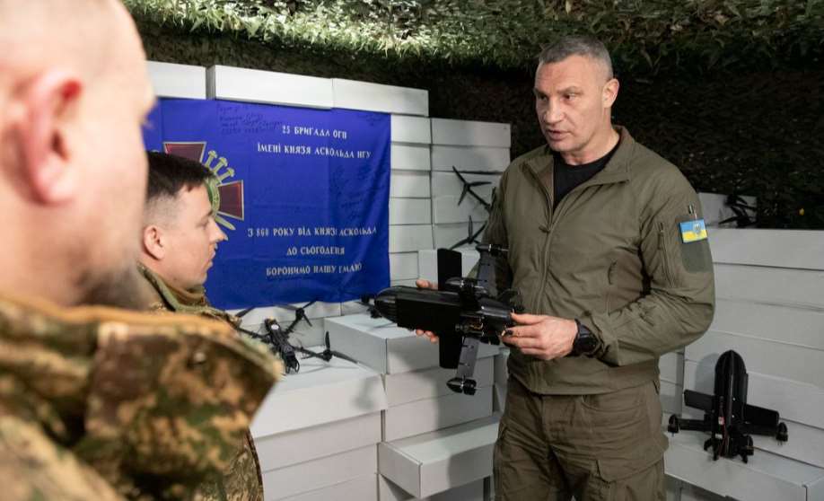 Кличко передал защитникам от общины Киева 1200 беспилотников, в том числе дроны-перехватчики