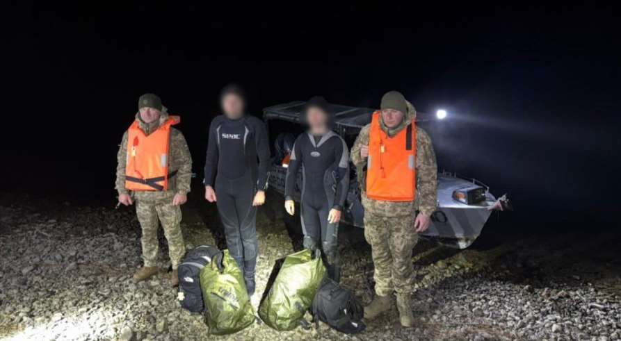 Двух жителей Киева в гидрокостюмах выловили из ледяного Днестра