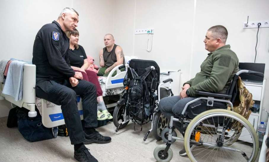 Віталій Кличко відвідав одну з міських лікарень, де відкрили відділення фізичної та реабілітаційної медицини