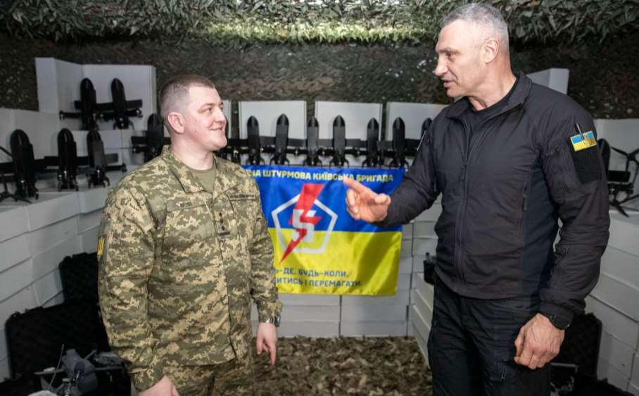 Кличко передал защитникам от общины Киева еще 1300 БПЛА различных типов