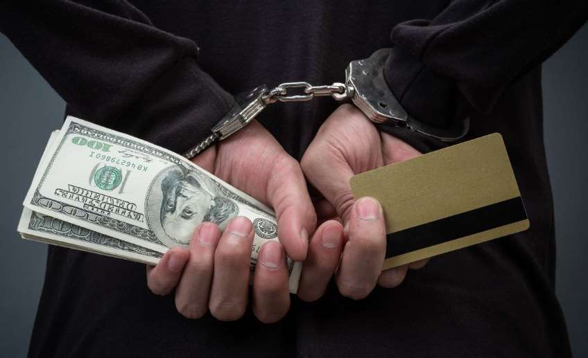 У Києві судитимуть банківських клерків, які поцупили у покійника 65 тисяч доларів