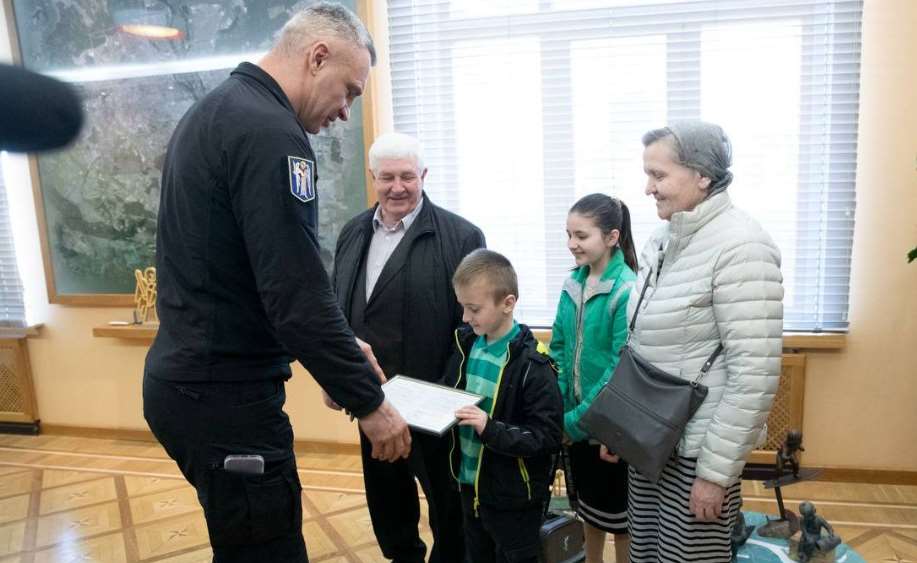 Кличко вручил ордер на квартиру семье из 43 человек, которая 19 лет стояла в очереди