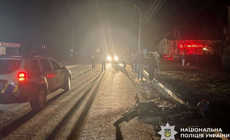 В Киевской области 18-летний мотоциклист сбил пешехода и врезался в другой мотоцикл