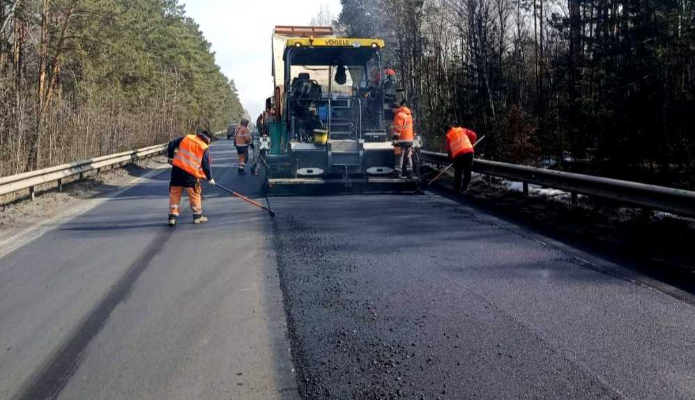 Из Киева доехать стало проще: на трассах международного и национального значения ремонтируют асфальт