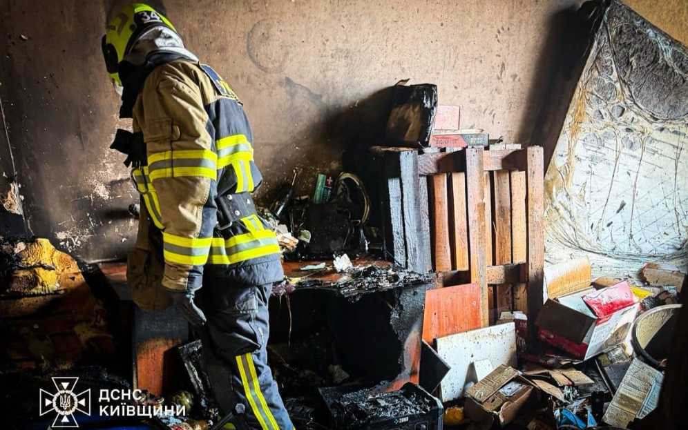 На Дарницком и Лесном кладбищах потушили пожары