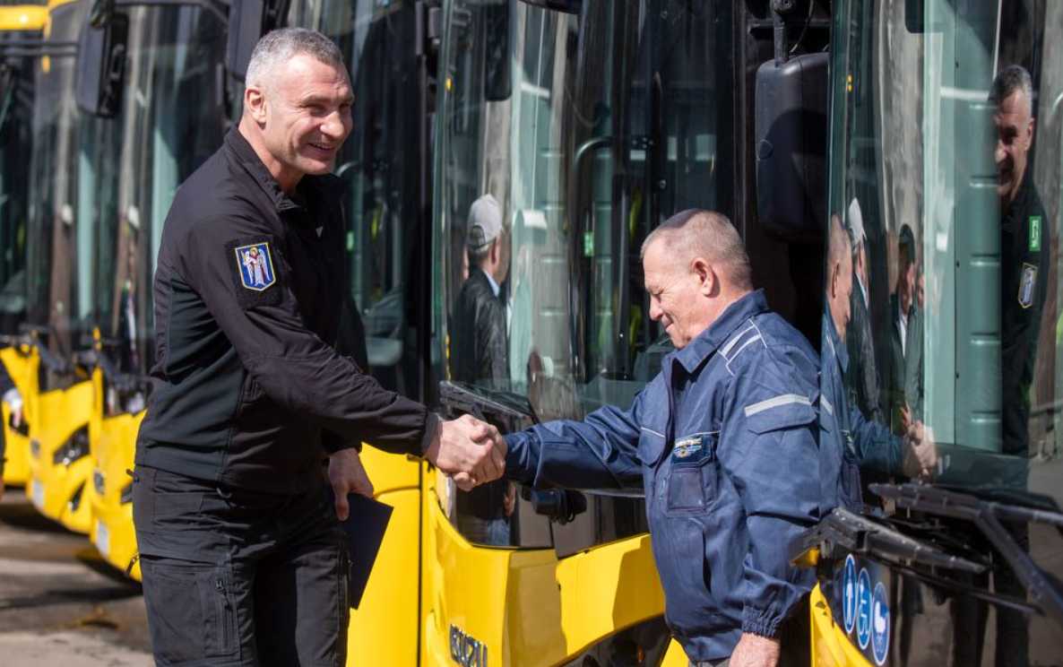 На маршруты столицы выехали ещё 20 автобусов