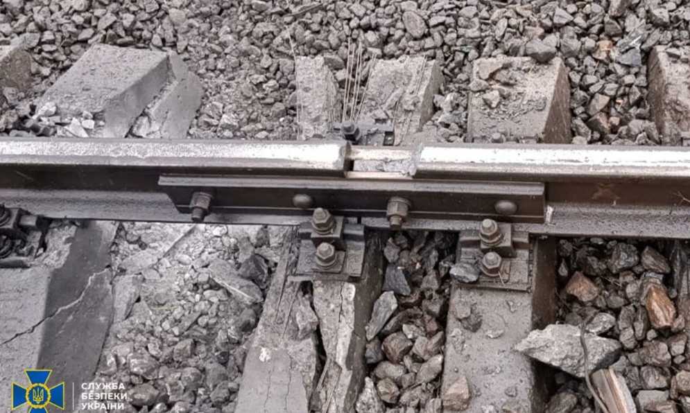 Предатель в Киевской области пытался сбить с рельсов грузовой поезд