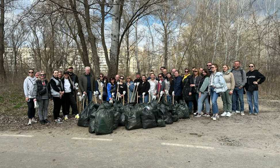 Киевляне совместно с коммунальными службами привели в порядок десятки мест