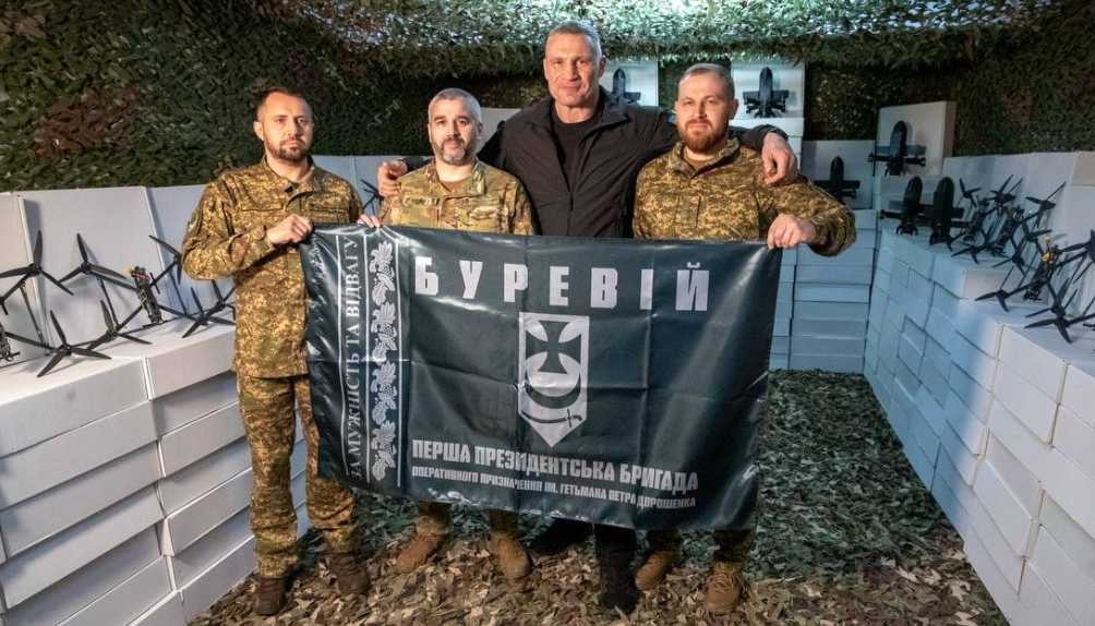Віталій Кличко від громади Києва передав на фронт ще 1100 БпЛА різних типів