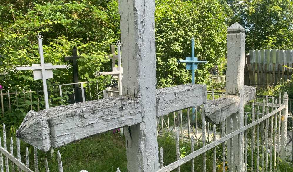 Киевлян призывают не приносить на кладбища пластиковые цветы и венки