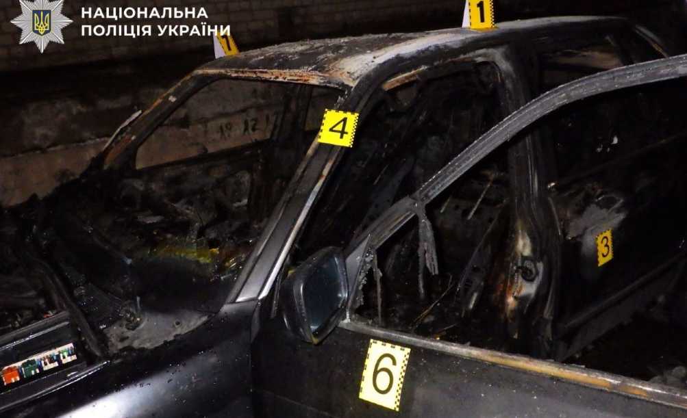 В Киеве двое мужчин ограбили и подожгли BMW