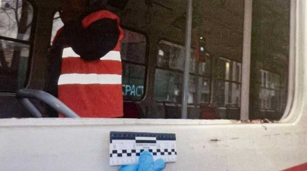 25-летний киевлянин разрисовал стены трамвая баллончиком, разбил окно и скрылся