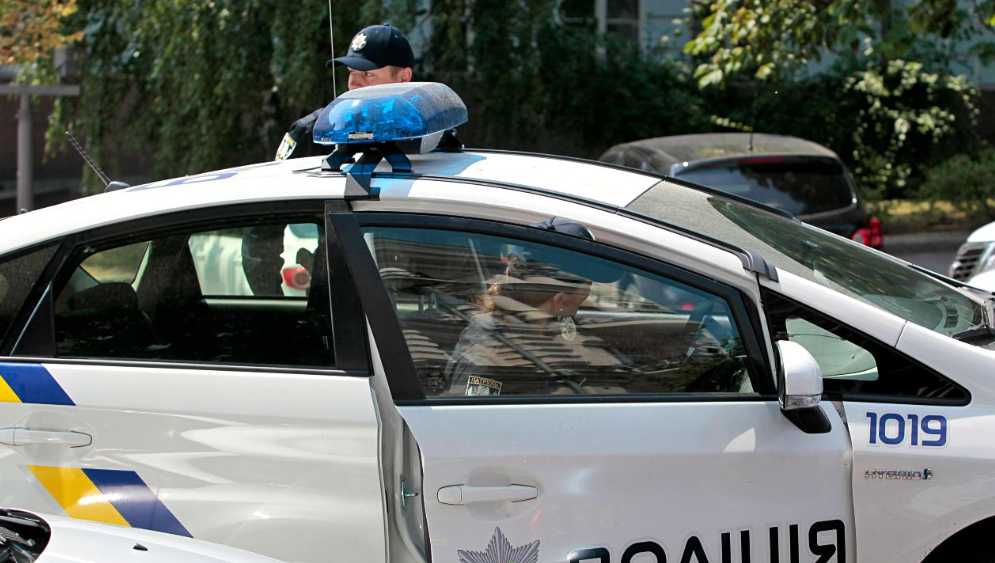 Пьяный и без прав: в Киеве водитель Audi на скорости врезался в светофор