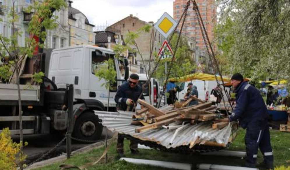 В 5 районах столицы демонтировали киоски и другие незаконные объекты