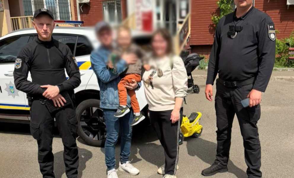 Пошёл за игрушками и заблудился: в столице полицейские помогли трёхлетнему мальчику найти маму