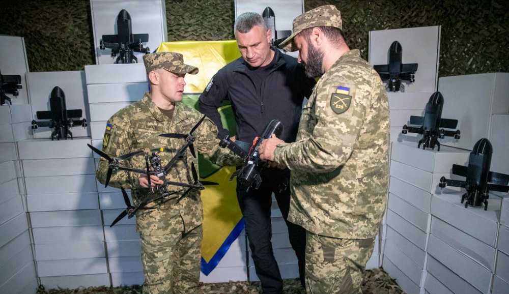 Кличко от имени жителей столицы передал на фронт ещё 3100 БПЛА различных типов