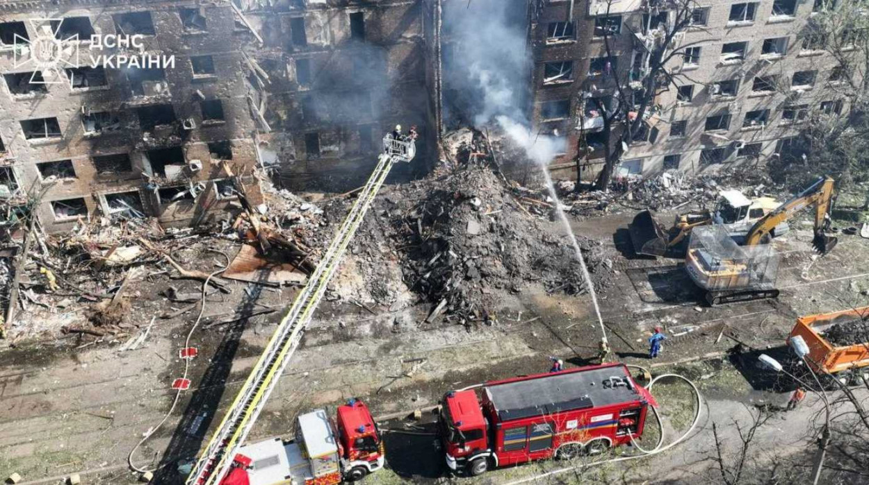 У Києві були пошкоджені близько 300 обʼєктів, — Зеленський про наслідки російської атаки 24 травня