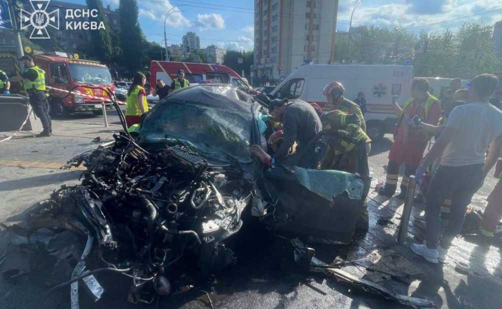 В Киеве Mercedes врезался в толпу: четверо погибших