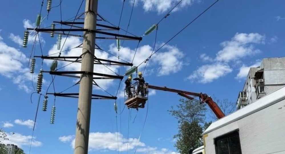 У Києві повернули світло для понад 100 тисяч родин після масованої атаки ворога на столицю