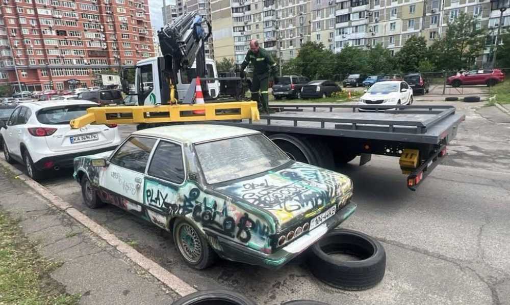 Столичну Дарницю звільняють від покинутих автівок