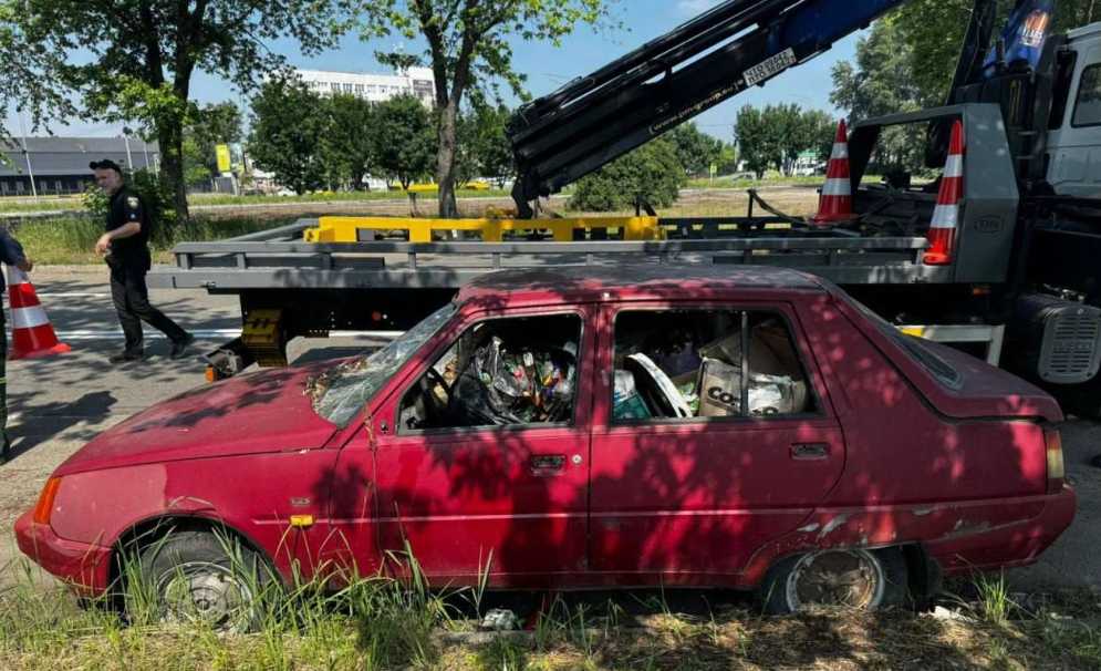 З Оболонського району вивезли вже більше двох сотень покинутих машин