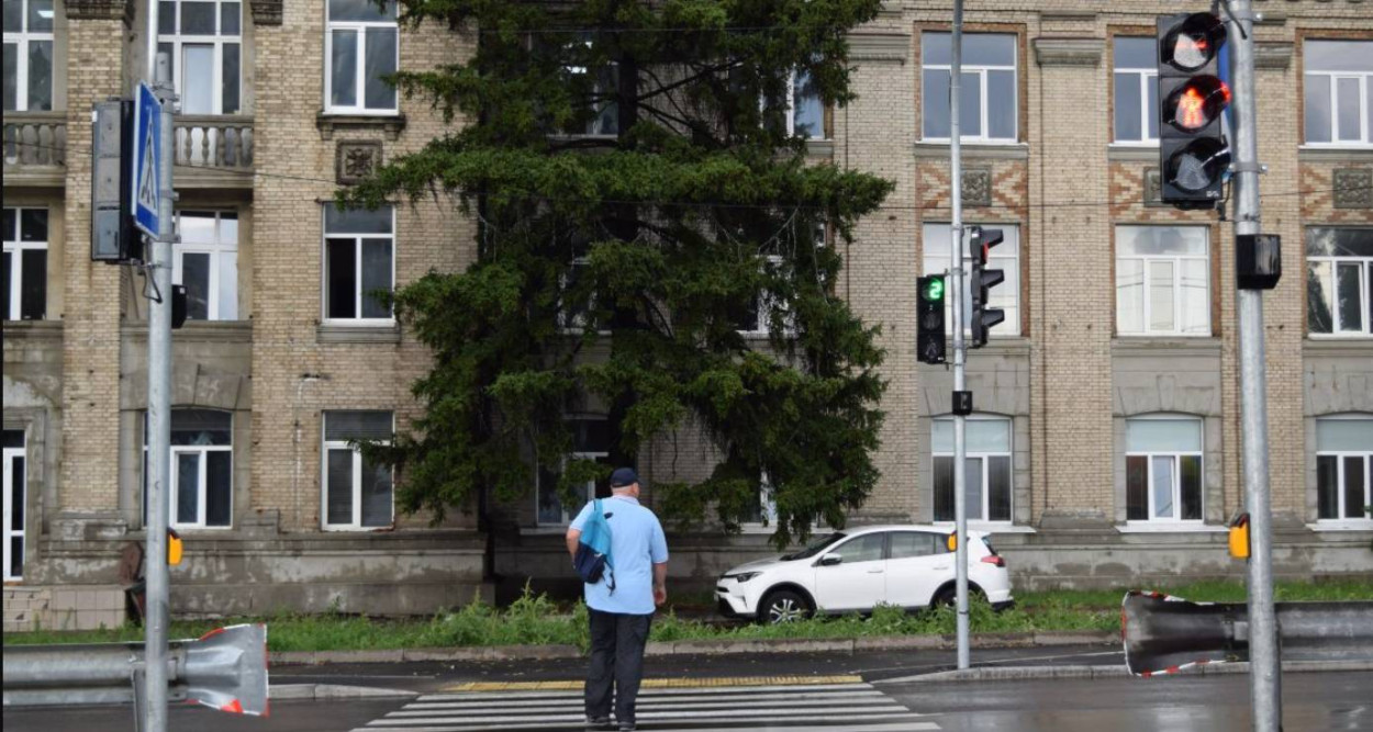 В Дарницком районе полностью возобновили работу светофорного объекта после атаки со стороны РФ