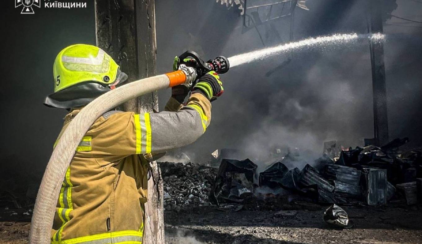 На Київщині рятувальники ліквідовують пожежі після ворожої атаки