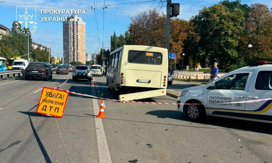 У Києві автівка влетіла у зупинку з людьми: є жертви