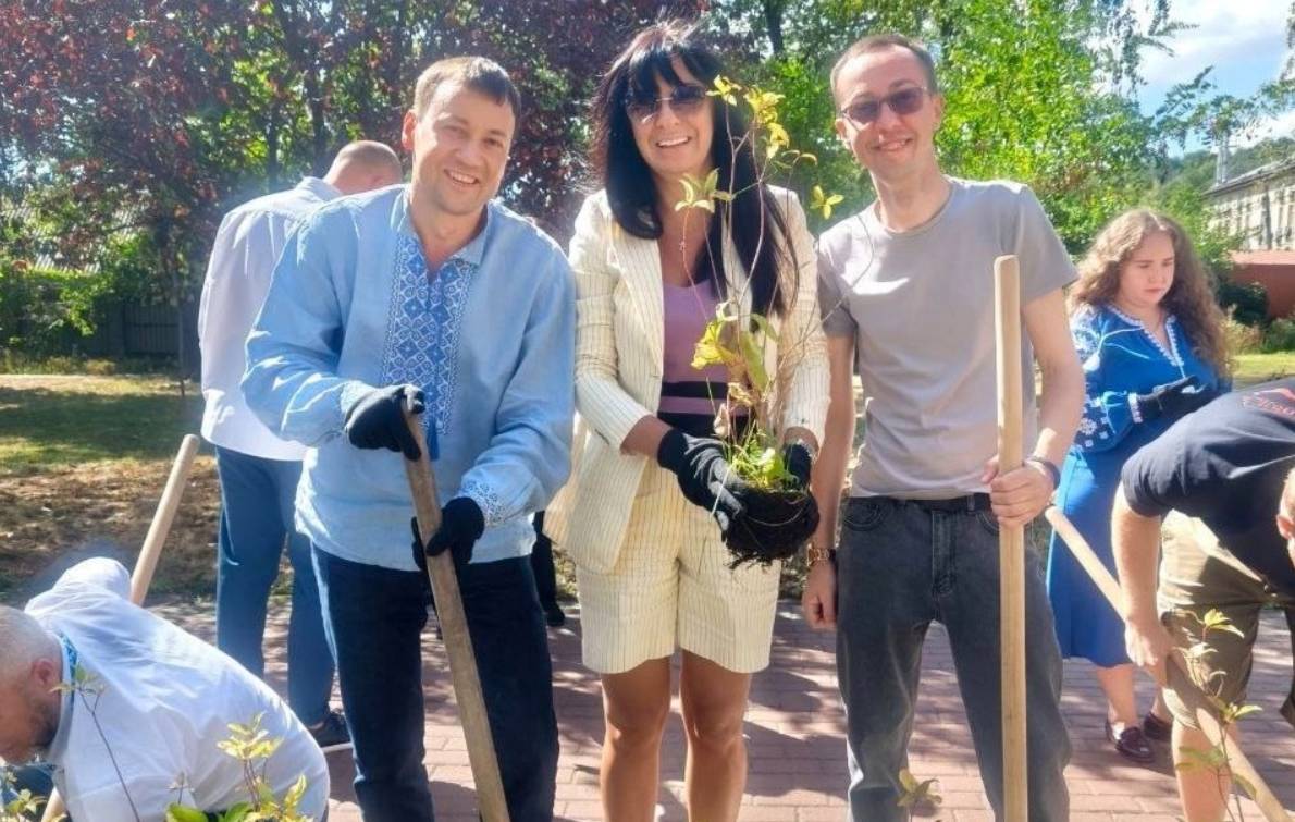 Ко Дню Независимости Украины в столичном сквере на Почайной высадили 500 растений