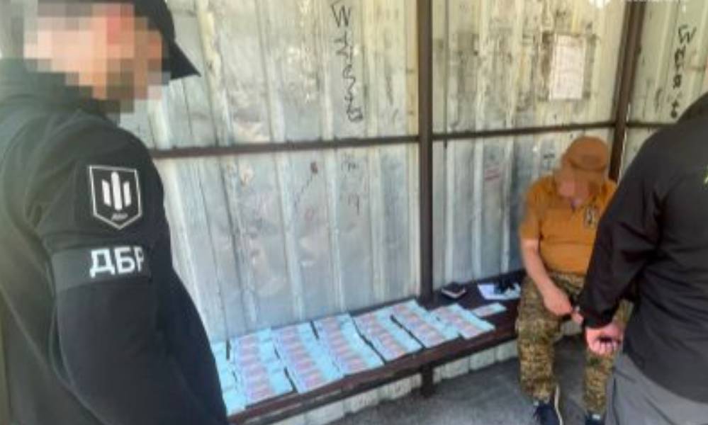 На Київщині комвзводу вимагав десятки тисяч гривень у сестри свого бійця