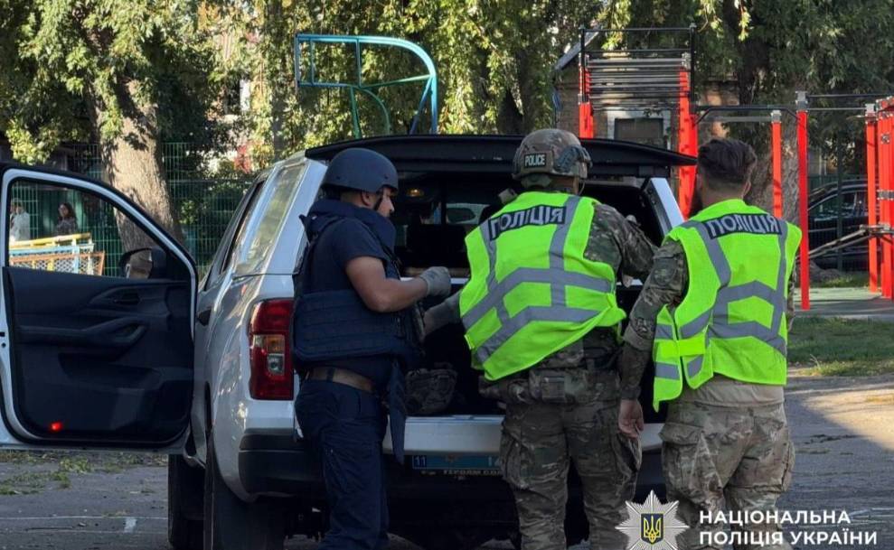 Столичні вибухотехніки вилучили нездетоновану бойову частину дрона в школі