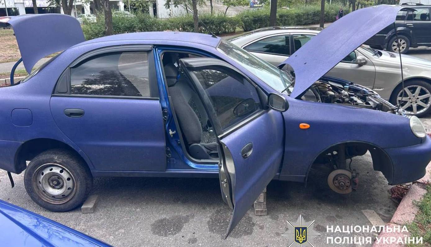 В Киеве Daewoo Lanos разобрали на детали за 23 тысячи гривен: подозреваемым грозит до 8 лет