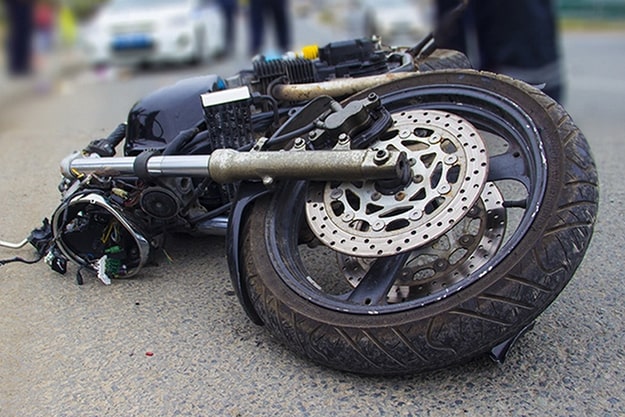 В Киеве курьер на мотоцикле оказался под колесами легковушки