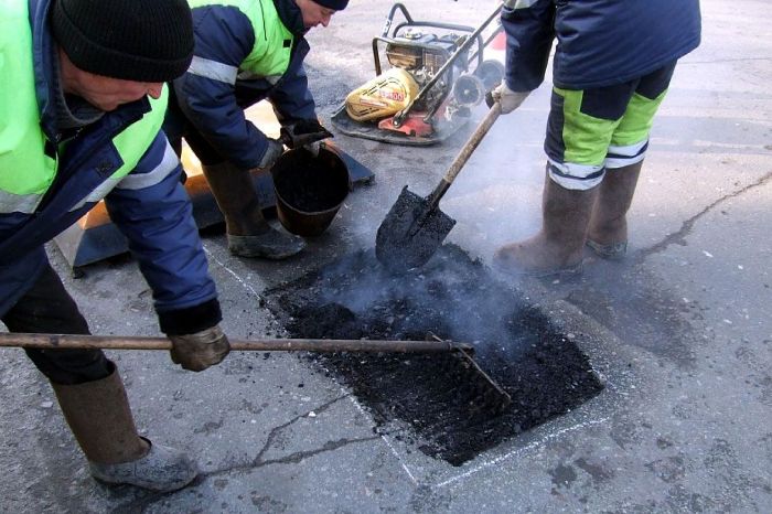 На автошляхах загального користування місцевого значення на Київщині тривають роботи з експлуатаційного утримання