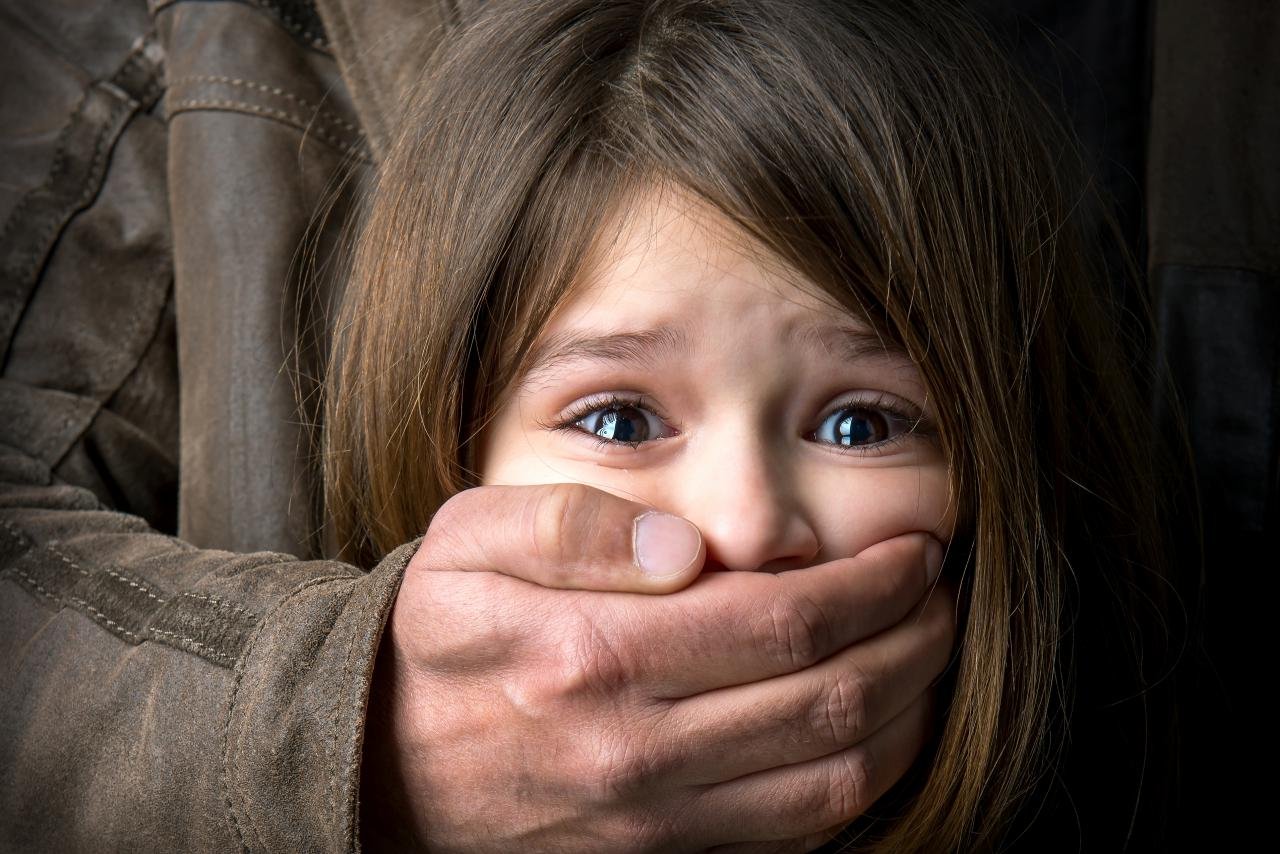 В Киеве отчим изнасиловал малолетнюю падчерицу