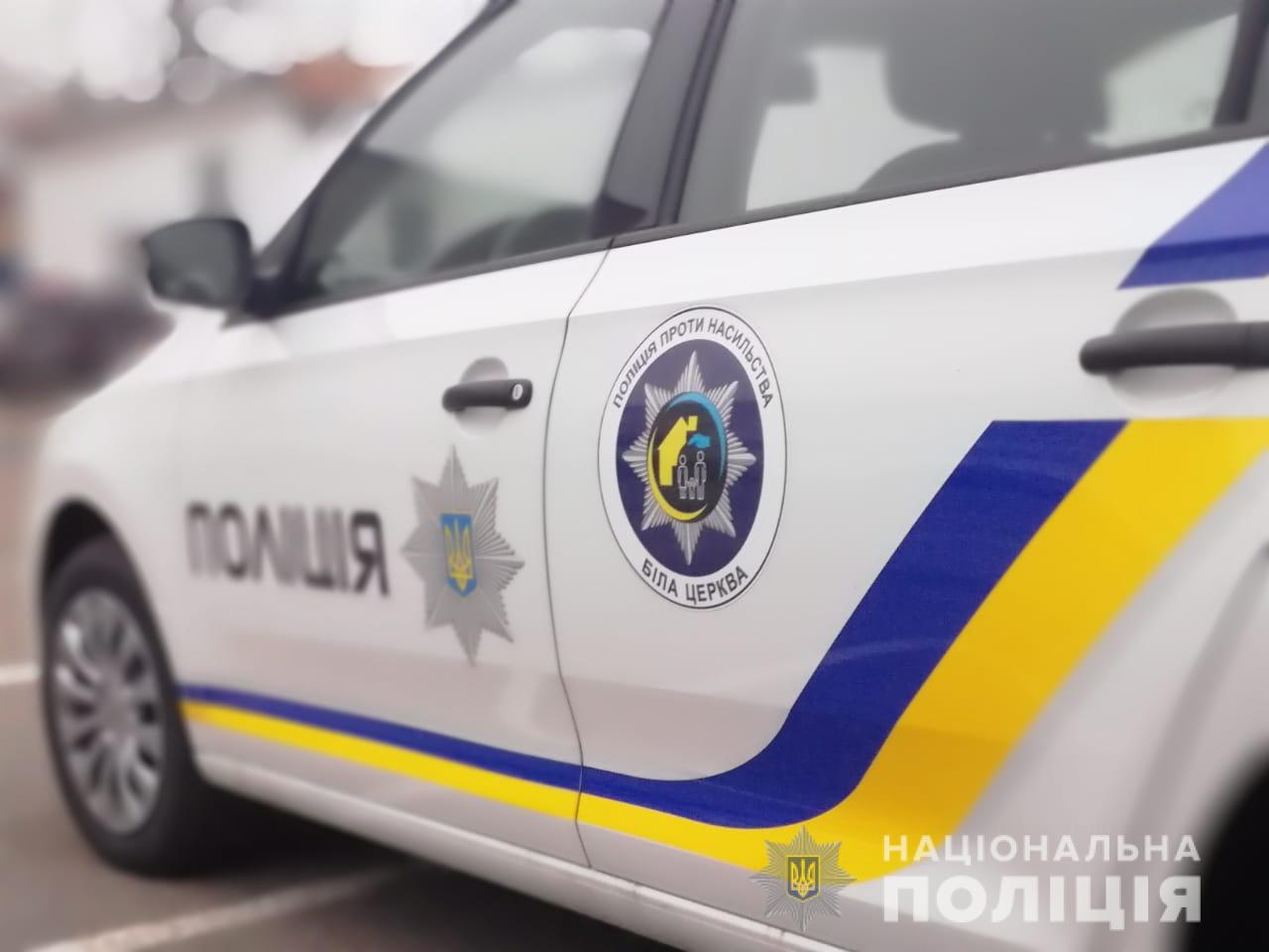 В Киеве полицейские на автомобиле врезались в дерево и скрылись с места происшествия