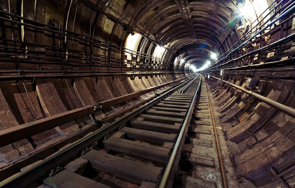 Двое киевлян завели иностранцев в тоннель метро