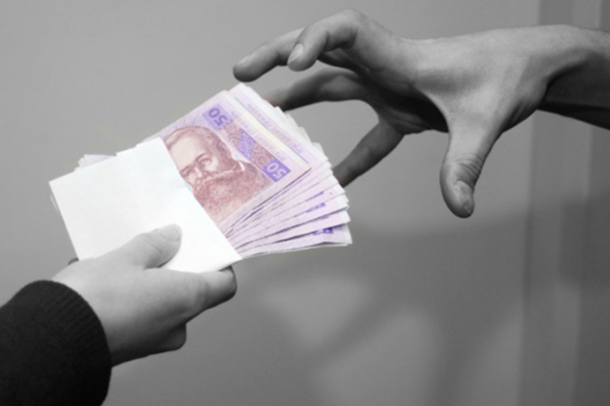Мошенники подсунули пенсионерке бумагу вместо денег